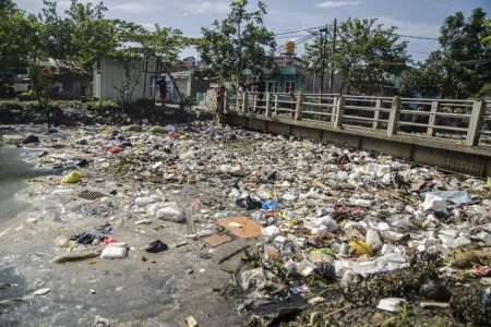 alasan tidak boleh buang sampah ke sungai
