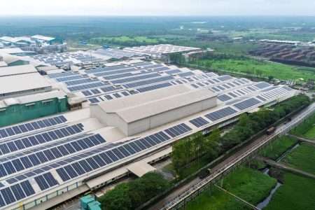 Efisiensi Biaya Listrik di Industri Tekstil: Solusi Energi Surya untuk Mesin Produksi Non-Stop