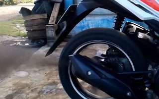 penyebab knalpot motor mengeluarkan asap hitam