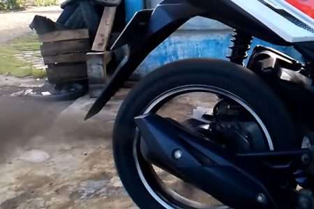 penyebab knalpot motor mengeluarkan asap hitam