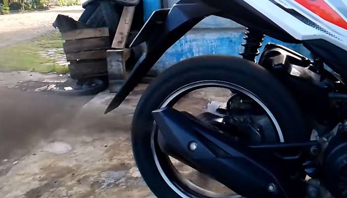 penyebab knalpot motor mengeluarkan asap hitam